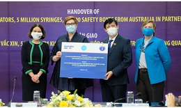 Bộ trưởng Bộ Y tế tiếp nhận hỗ trợ thiết bị, vật tư phục vụ tiêm chủng vaccine phòng COVID-19