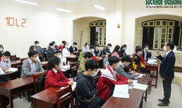 Học sinh ở Huế trở lại trường, lễ chào cờ ngay trong lớp học