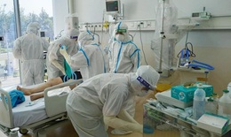 Đại dịch COVID-19 khiến 60% nhân viên y tế phải làm việc tăng lên