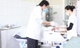 Pháo tự chế nổ dập nát bàn tay bé trai