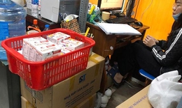 Thu giữ thực phẩm bảo vệ sức khỏe nghi hàng giả ở chợ thuốc lớn nhất Hà Nội