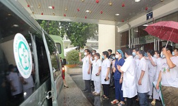 Thầy thuốc Bệnh viện Bạch Mai l&#234;n đường v&#224;o TP.HCM chống dịch