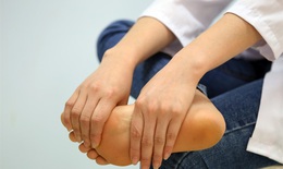 Tê bì tay chân có thể là dấu hiệu bệnh lý nguy hiểm