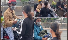 Người phụ nữ đi dép lê phát tiền cho người dân về quê tránh dịch: “16 năm nay tôi chưa biết đến bộ quần áo mới”
