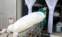 Ca mắc COVID-19 tăng vọt, một bệnh viện Thái Lan dùng container bảo quản thi thể bệnh nhân