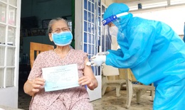 "Đi từng ngõ, gõ từng nhà" để tiêm vaccine COVID-19 cho người cao tuổi ở TP.HCM