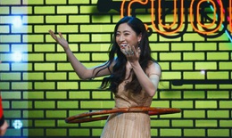 Hoa hậu Lương Thùy Linh vừa lắc vòng vừa làm toán siêu nhanh
