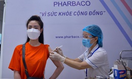 C&#244;ng t&#225;c tổ chức đảm bảo gi&#227;n c&#225;ch tại c&#225;c điểm ti&#234;m chủng vaccine ph&#242;ng COVID - 19