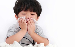 Vì sao mùa hè trẻ hay bị viêm phổi?