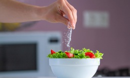 Muốn tránh nguy cơ tăng huyết áp, cần từ bỏ ngay 3 thói quen ăn uống có hại này