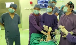 Lần đầu tại Việt Nam: Chỉ 30 phút đã phẫu thuật nội soi ghép sụn khớp nhân tạo thành công
