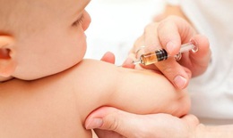 Trẻ sốt sau ti&#234;m vaccine, cha mẹ cần lưu &#253; g&#236;?
