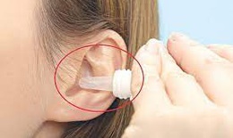 Học theo tiktoker nhỏ oxy già vệ sinh tai có thể gây mòn màng nhĩ 