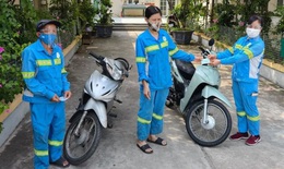 Được tặng 4 xe máy, nữ lao công bị cướp ở Hà Nội tặng lại đồng nghiệp khó khăn