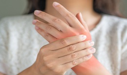 Nhắn tin bằng ngón cái và nhiều thói quen làm hại khớp cần loại bỏ
