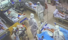 Khi bệnh nhân COVID-19 cần, thầy thuốc làm việc gấp đôi