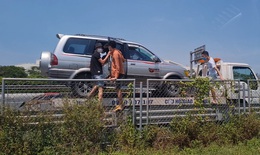 ĐỘC QUYỀN: Dùng xe cứu hộ “thông chốt” kiểm soát y tế, đưa người vào Hà Nội