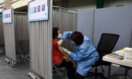 Hàn Quốc mở kho dự trữ vaccine COVID-19 để tiêm phòng cho tất cả người trên 18 tuổi