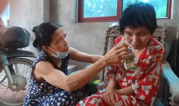 Gánh nặng đổ dồn lên vai người phụ nữ khi chồng, con lần lượt đổ bệnh