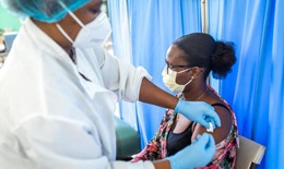Bao phủ vaccine phòng COVID-19- Chiến lược quan trọng hơn việc tăng cường mũi vaccine thứ ba