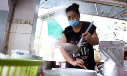 [Ảnh] Người Hà Nội xếp hàng mua phở, bún chả, sửa xe lúc 12h trưa tại 19 quận, huyện được nới lỏng