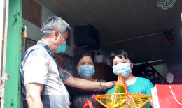 Thứ trưởng Nguyễn Trường Sơn thăm, tặng quà Trung thu cho trẻ nhỏ có người thân mất do COVID-19