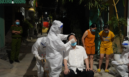 Thầy thuốc 3 tỉnh hỗ trợ Hà Nam lấy mẫu xét nghiệm xuyên đêm