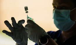 FDA chấp thuận tiêm tăng cường vaccine COVID-19 Pfizer cho người trên 65 tuổi