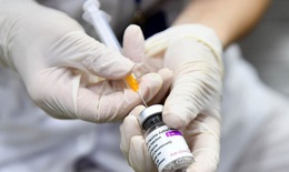 Sở Y tế Hà Nội 'đốc thúc' tiêm đủ 2 mũi vaccine COVID-19 cho nhân viên y tế  