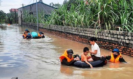 Chèo chống giúp 3.000 hộ dân ngập lụt ở 'rốn lũ' Nghệ An 