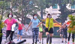 Vườn hoa, công viên nhộn nhịp trở lại trong ngày đầu tiên Hà Nội cho tập thể dục ngoài trời