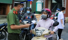 Thủ tướng y&#234;u cầu H&#224; Nội điều chỉnh vướng mắc, bất cập trong việc cấp giấy đi đường