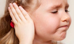 Đau tai, viêm tai giữa ở trẻ: Thận trọng với biến chứng viêm tai xương chũm cấp tính
