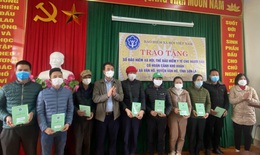BHXH Việt Nam tặng thẻ BHYT, sổ BHXH, trao quà Tết cho người nghèo tại Sơn La