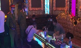 Bắt nhóm đối tượng 'mở tiệc' ma túy trong quán karaoke giữa mùa dịch
