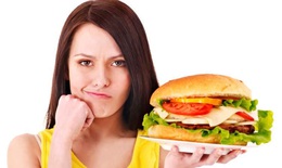 Nếu bạn là 'fan' của thức ăn nhanh hãy tìm hiểu 8 nguy cơ gây bệnh của món ăn tiện lợi