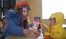 Hoa hậu Thùy Tiên vượt đèo đến với trẻ vùng núi, lên án bạo hành trẻ em