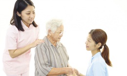 10 lưu ý khi chăm sóc bố mẹ già bị ốm tại nhà