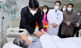 Bộ trưởng Nguyễn Thanh Long thăm và chúc Tết y bác sĩ, người bệnh tại BV Nội tiết Trung ương