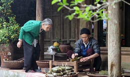 Cụ ông 92 tuổi vẫn gói bánh chưng ngày Tết, gìn giữ phong tục xưa 