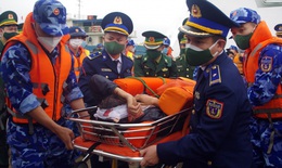 Kịp thời đưa 5 ngư dân gặp nạn trên biển vào bờ cấp cứu