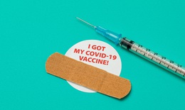 CDC Mỹ bác bỏ tin đồn sai lệch về vaccine COVID-19 và sự thật như thế nào?