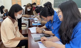 Hàng nghìn tân sinh viên Báo chí háo hức làm thủ tục nhập học