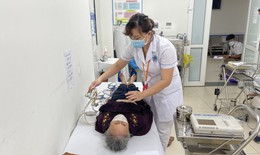 Thầy thuốc khám, chăm sóc sức khỏe miễn phí cho 200 người cao tuổi