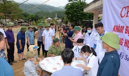 Bệnh viện HNĐK Nghệ An khám chữa bệnh, cấp thuốc miễn phí cho người dân vùng lũ Kỳ Sơn
