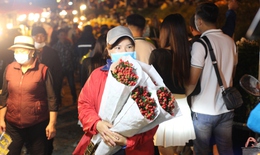 Nhịp sống hối hả về đêm tại chợ hoa tươi lớn nhất Hà Nội