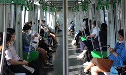 Tàu  trên cao Cát Linh - Hà Đông chật kín hành khách vào giờ cao điểm