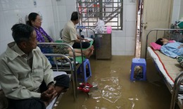 Xót lòng cảnh bệnh viện ngập nước do triều cường, bệnh nhân 'nằm nghe sóng vỗ'