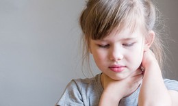 Viêm họng cấp ở trẻ có cần dùng kháng sinh?