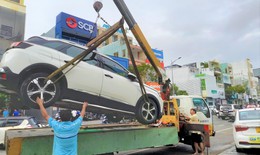 Đường phố Đà Nẵng ngổn ngang, ô tô chết máy la liệt sau trận lụt